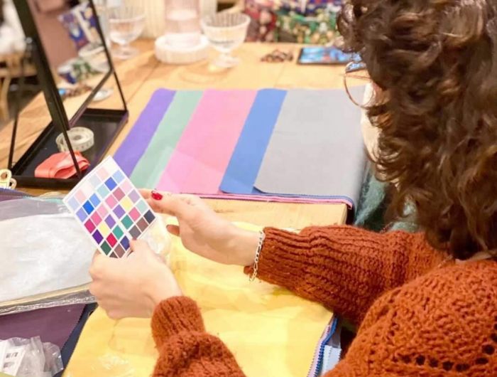 Atelier colorimétrie avec tissus et nuanciers animé par Amandine Terrade conseillère en image pour Estime de Soi