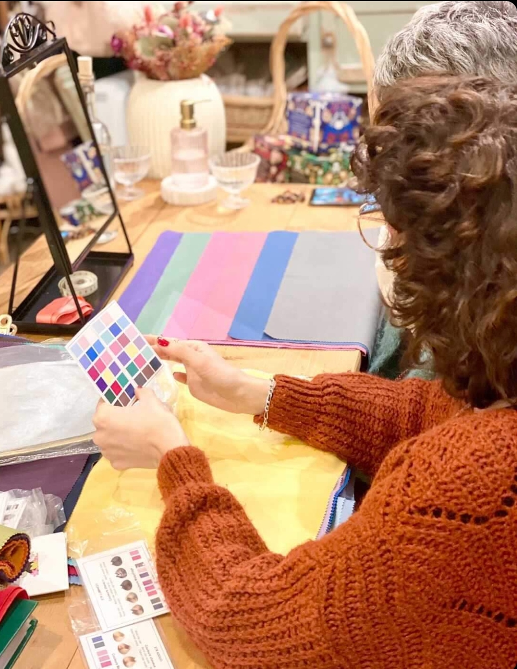 Atelier colorimétrie avec tissus et nuanciers animé par Amandine Terrade conseillère en image pour Estime de Soi